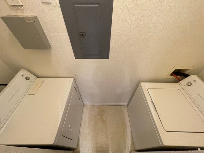 Building Photo - Water View!! 4 Bedroom/2 Bath Orlando Condo in Bella Terra!