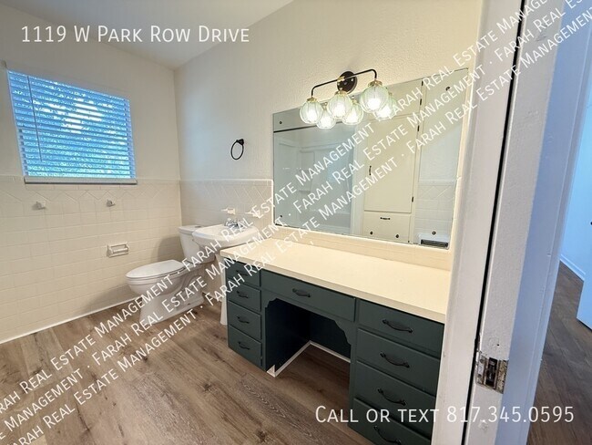 Building Photo - 1119 W Park Row Dr