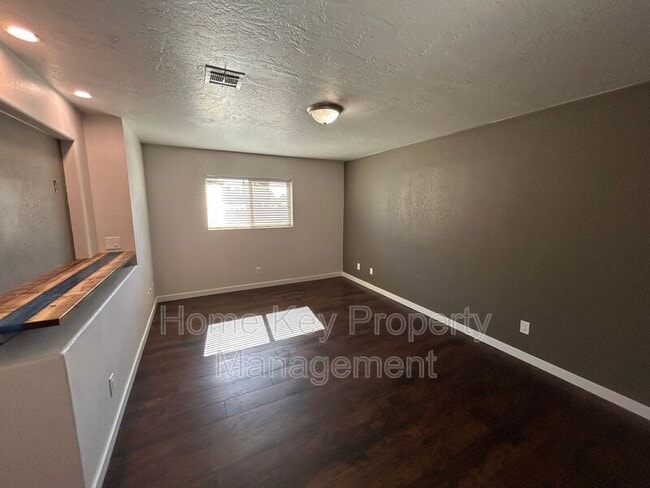 Building Photo - 3165 Crestview Dr