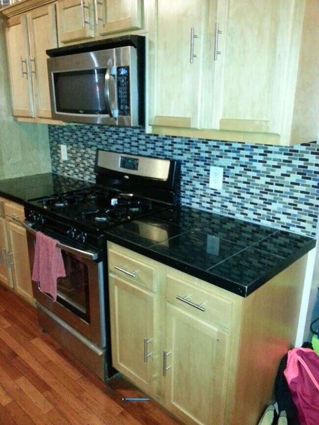 Building Photo - Large Renovation in South Side Flats! A/C,...