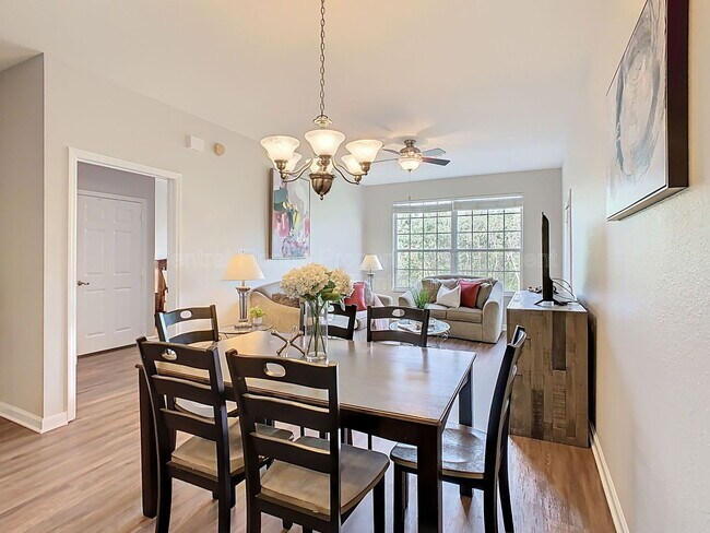 Building Photo - 2300 Silver Palm Dr