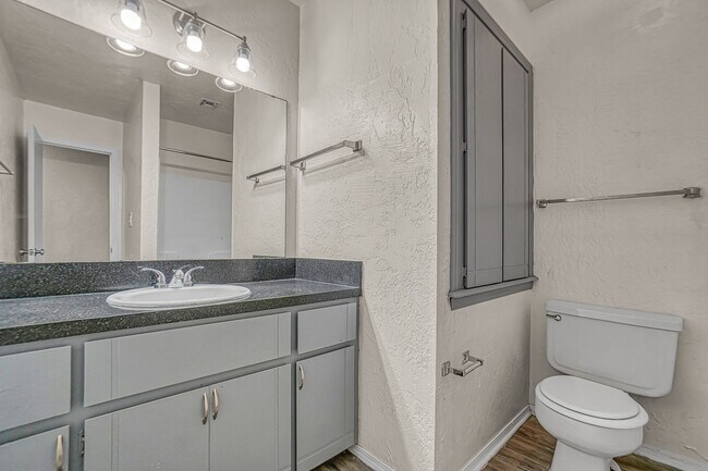 Building Photo - 4028 NW Ozmun Ave