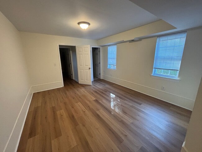 Building Photo - 3 Bed 3 Bath Garage Apartment Home