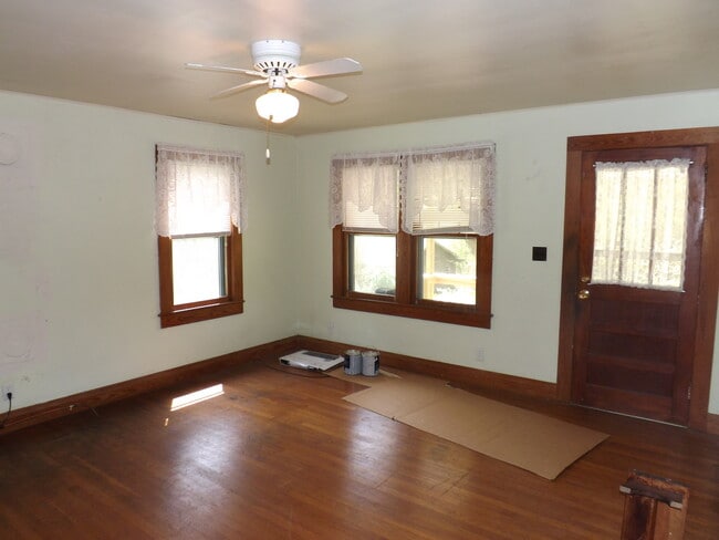 Building Photo - 3 Bedroom Home Close to WCU available 8/8/...