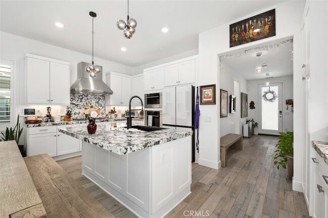 Building Photo - 124 Sculpture