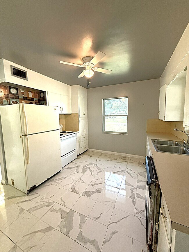 Building Photo - 107 Hill Cir