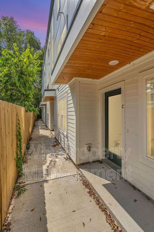 Building Photo - 1016C W Kirkland Ave