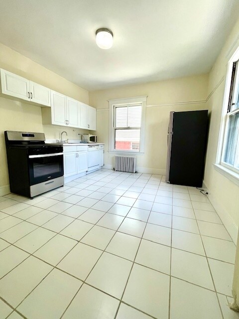 Building Photo - 81 College Ave