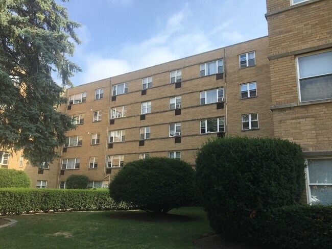 Building Photo - 2115 W Farwell Ave