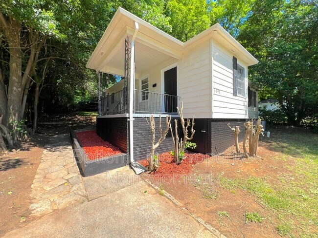 Building Photo - 3141 Columbus Cir