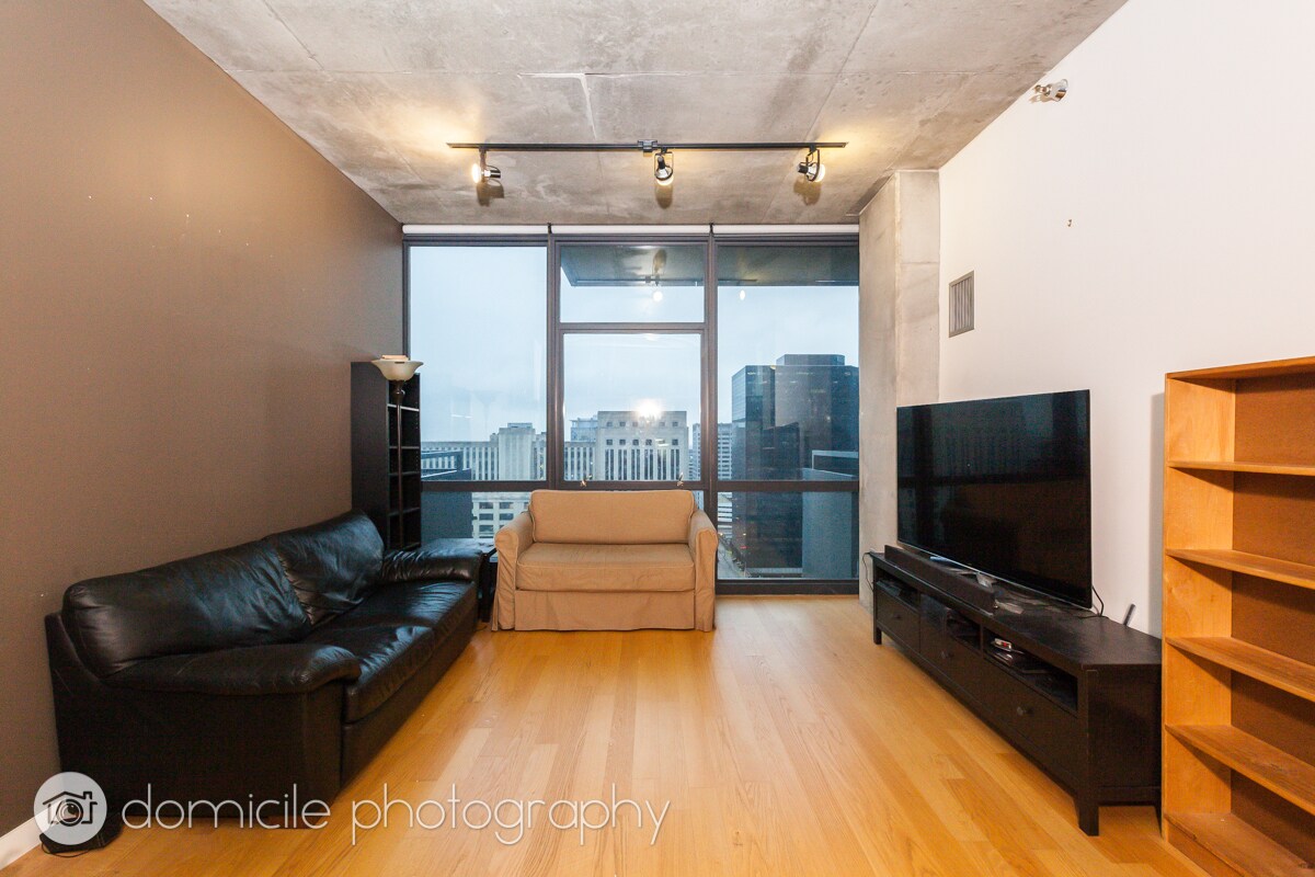 Building Photo - 235 W Van Buren St