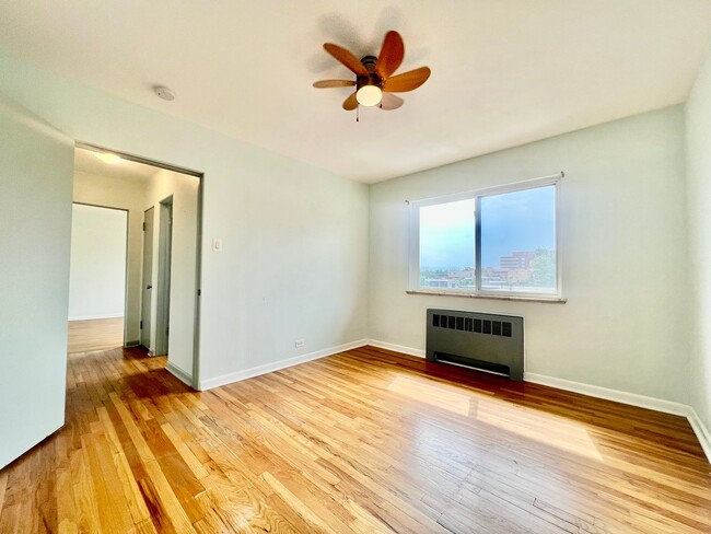 Building Photo - Charming Condo in Capitol Hill