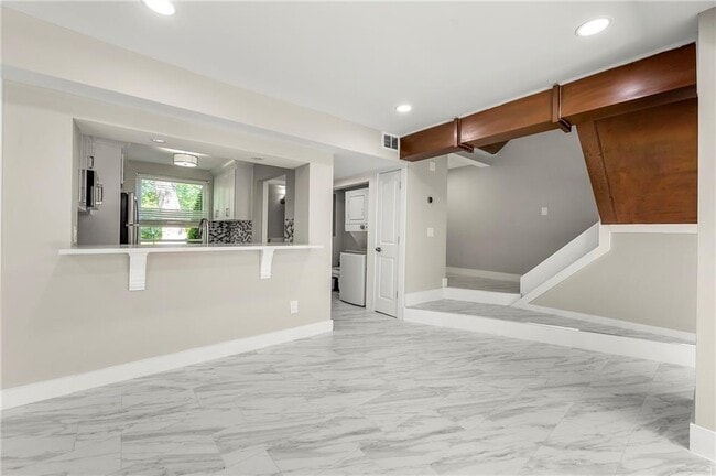 Building Photo - 1009 Riverbend Club Dr SE