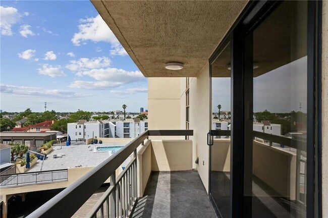 Building Photo - 300 Lake Marina Ave