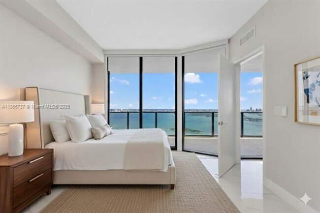 Building Photo - 700 NE 24th St