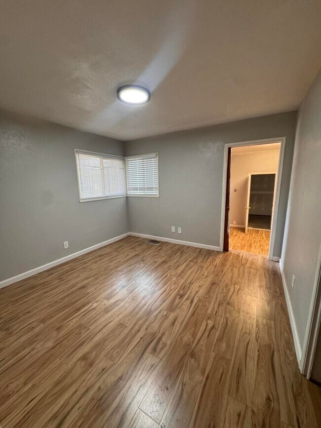 Building Photo - 1205 Valencia Dr NE