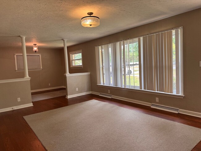 Building Photo - 2 BED, 2 BATH BRICK HOME LOCATED IN ASHEBORO!