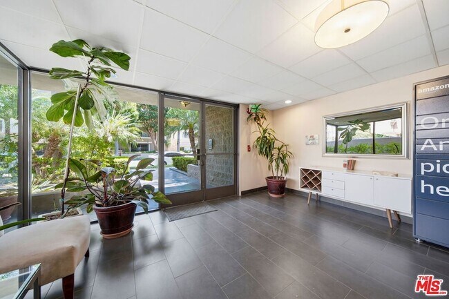 Building Photo - 909 Croft Ave