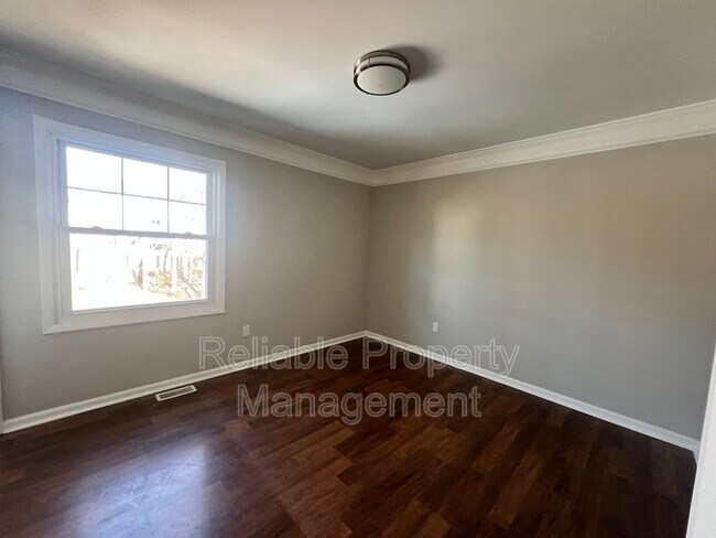 Building Photo - 222 Oakdale Ave