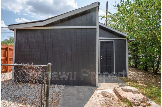 Building Photo - 231 Cactus St