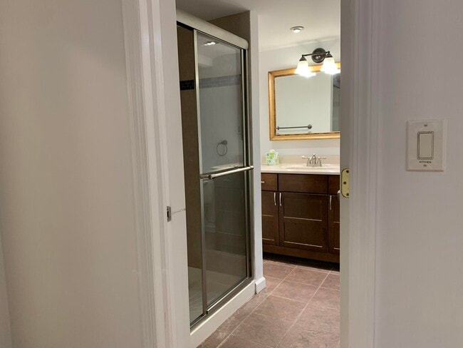 Building Photo - 2-24 Grand St