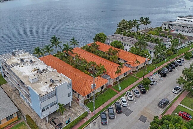 Building Photo - 2170 Bay Dr