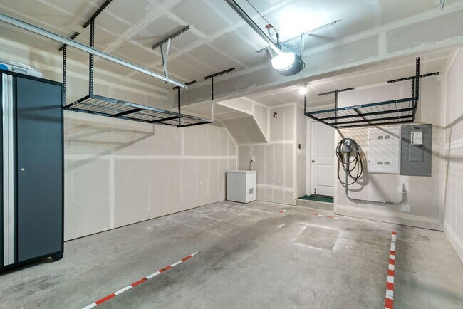 Building Photo - Spaciously Modern Tri Level Townhome for Rent in North Everett