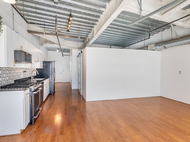Building Photo - Top Floor 1 Bedroom Loft in Los Angeles