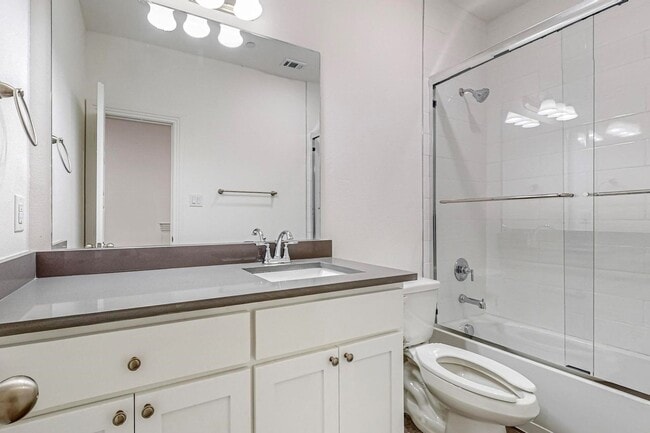 Building Photo - 4 Bed 3 Bath Luxurious Townhome in Frisco!