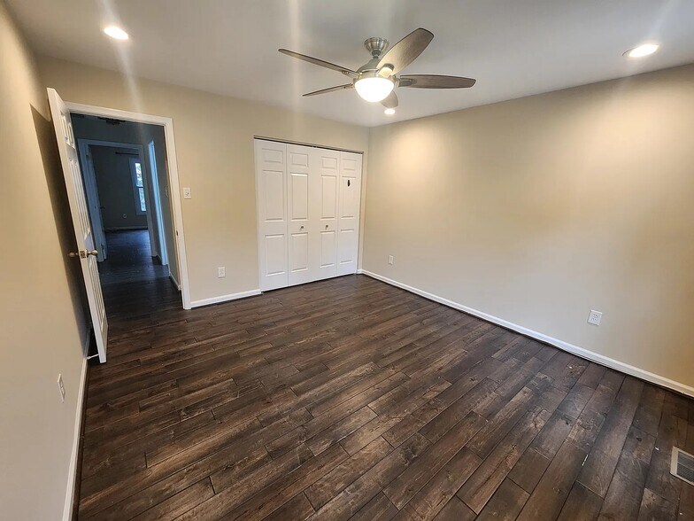 Building Photo - 721 Symphony Woods Dr