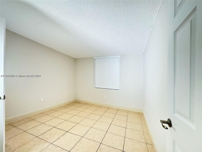 Building Photo - 9460 Fontainebleau Blvd