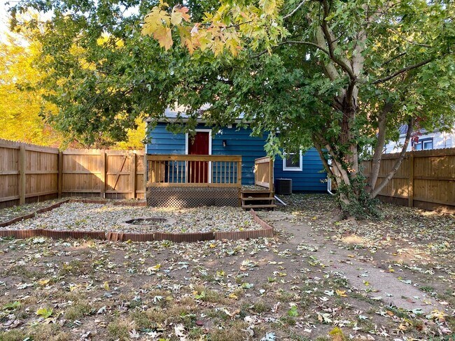 Building Photo - Charming 2-Bedroom Home with Private Driveway & Large Fenced Backyard