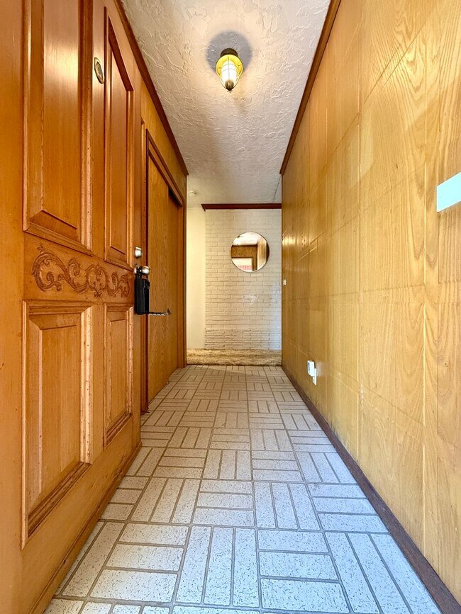 Building Photo - **50% OFF FIRST MONTH'S RENT** Country Liv...