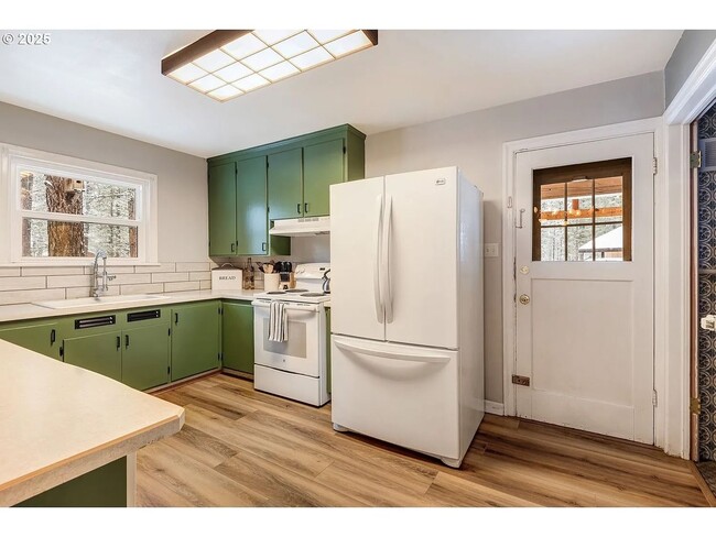 Building Photo - Charming Historic 2 Bed Home + Bonus Room ...
