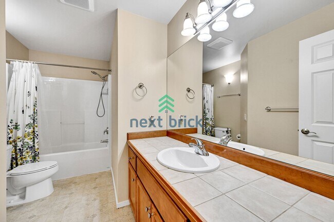 Building Photo - 3 BED & 2.5 BATH Town house FOR RENT