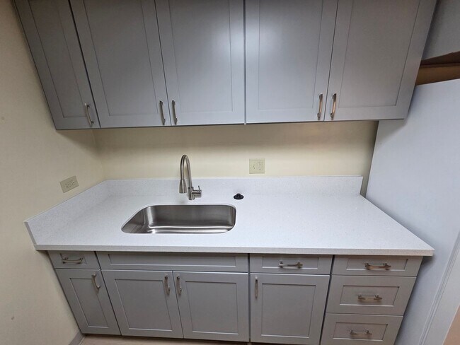 Building Photo - Charming 2 bed, 2 bath, with 1 secured covered parking stall and In-Unit Washer/Dryer. Available Now