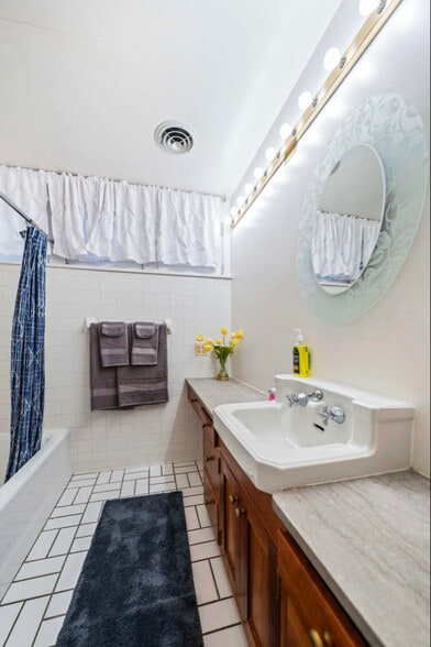 Building Photo - 383 Oxford St