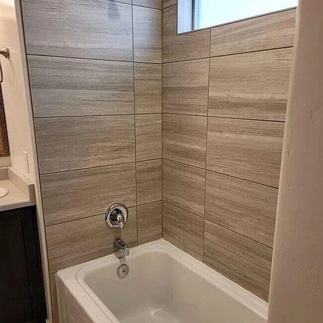 Building Photo - End Unit 3 Bedroom Townhome