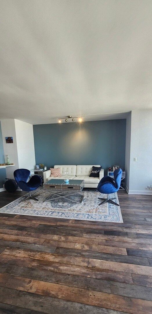 Building Photo - 5415 N Sheridan Rd