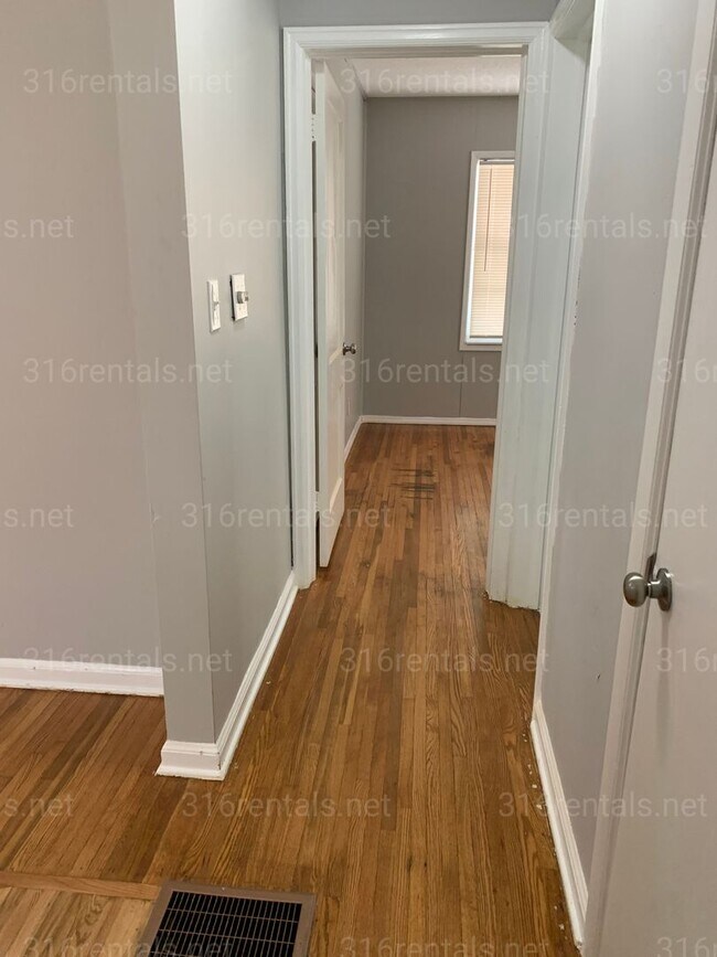 Building Photo - $950 - 2 bedroom 1 bathroom - Single family home *COMING SOON*