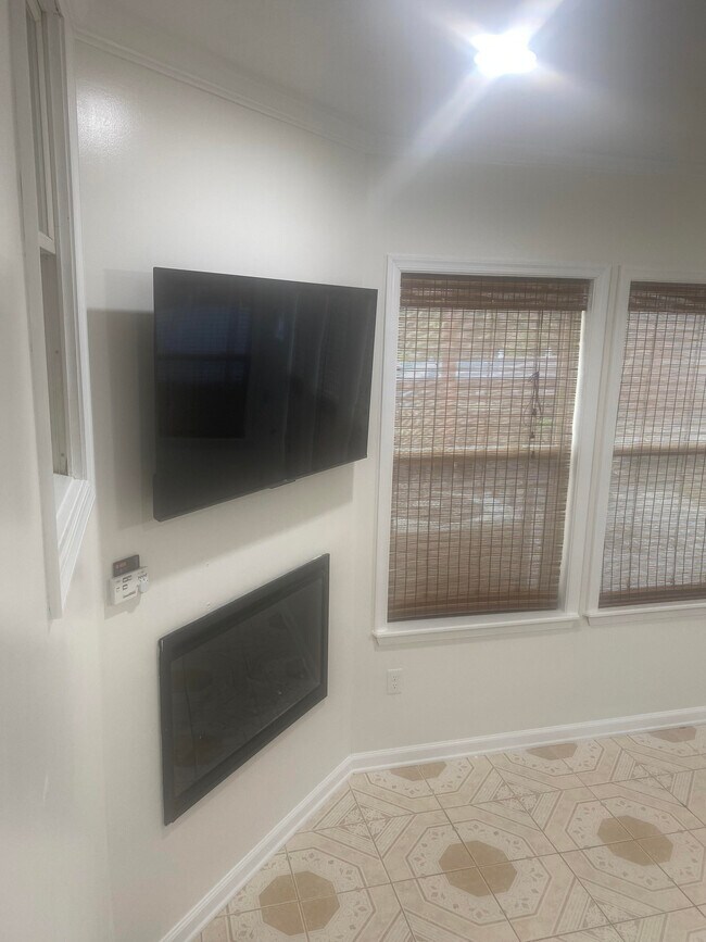 Sunroom with fireplace - 48 Augustine Pl