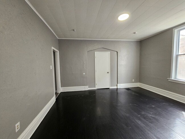 Building Photo - Newl updated 2 bedroom 1 bath located in C...