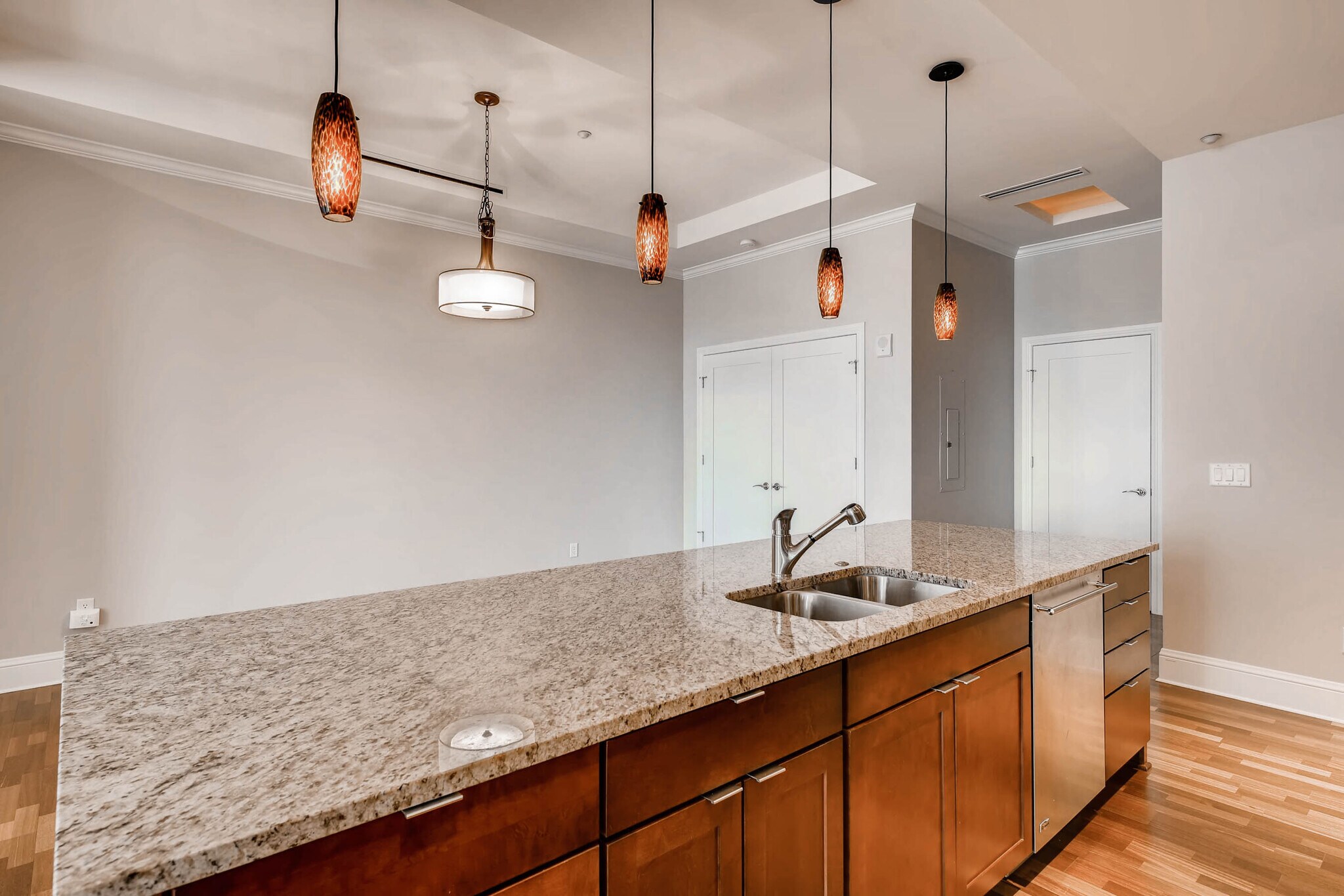 Large kitchen island - 7600 Landmark Way