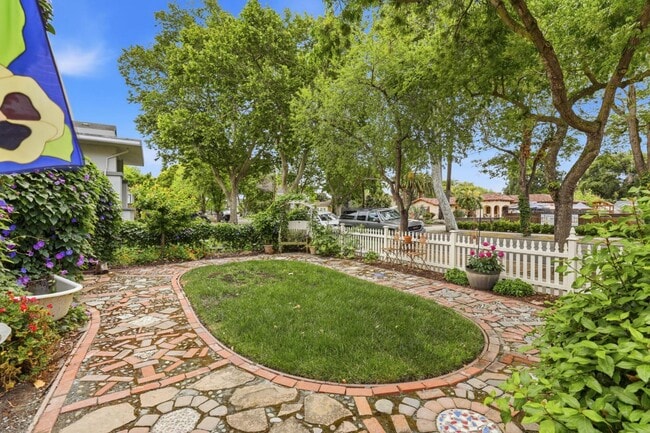 Building Photo - 482 South St