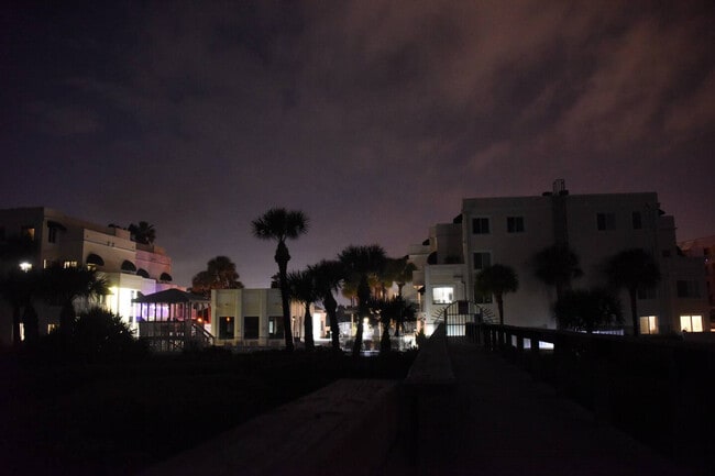 Building Photo - 8600 Ridgewood Ave