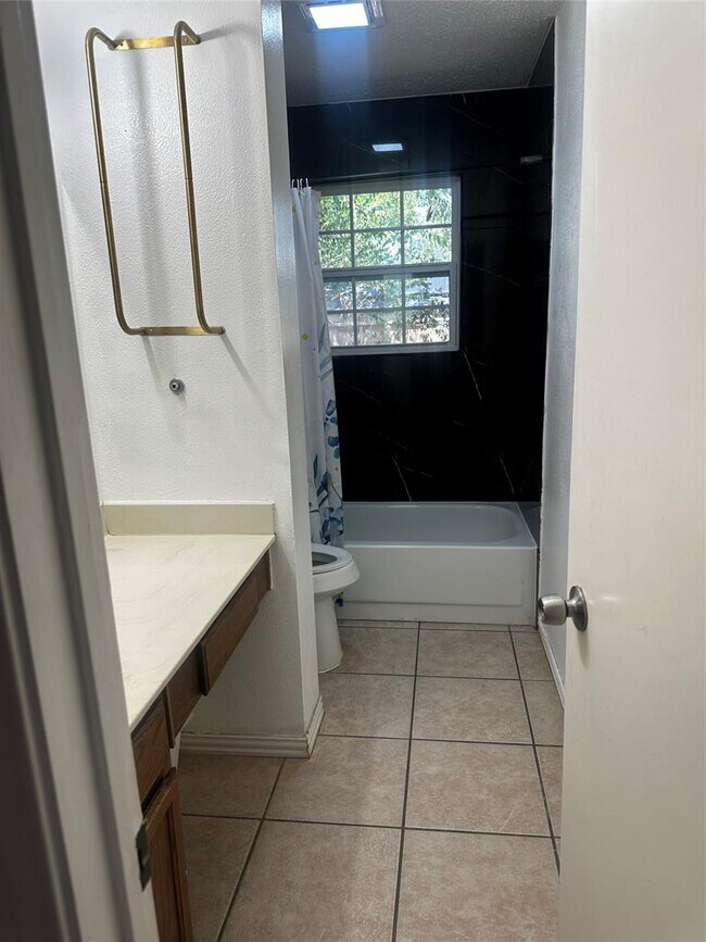 Building Photo - 612 David Curry Dr