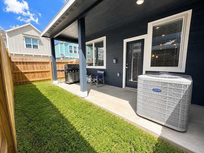 Building Photo - 624 Pelican Dr