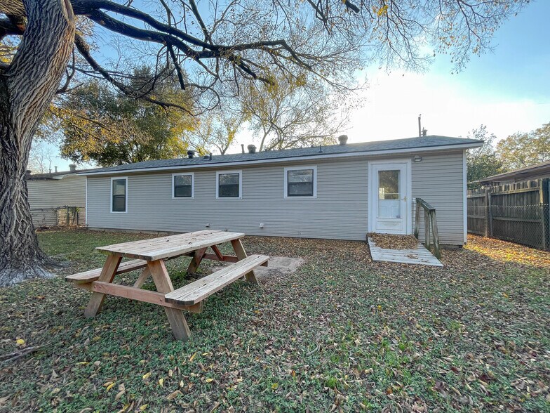 Building Photo - 207 N Bermuda St