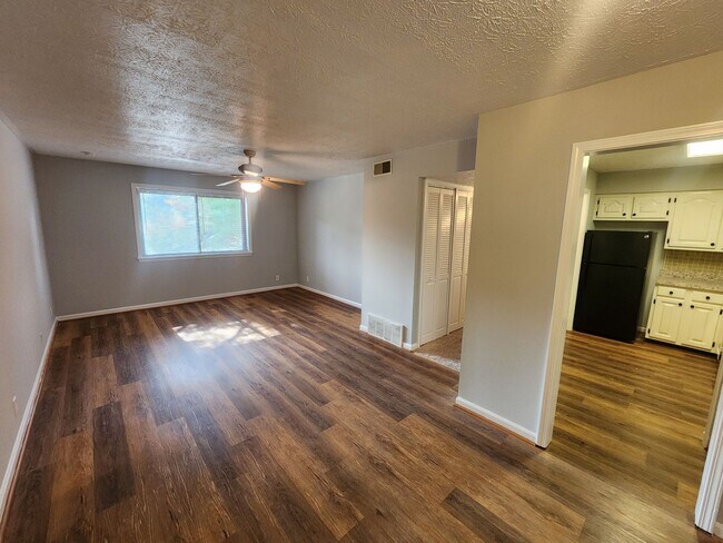 Building Photo - Beautiful 2 bedroom 1 bath 2nd floor condo...