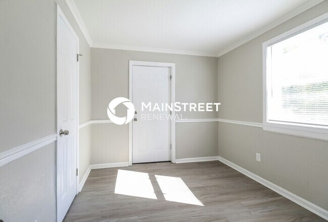 Building Photo - 3 Bedroom Pet-Friendly Home in Kansas City, MO with Main Street Renewal